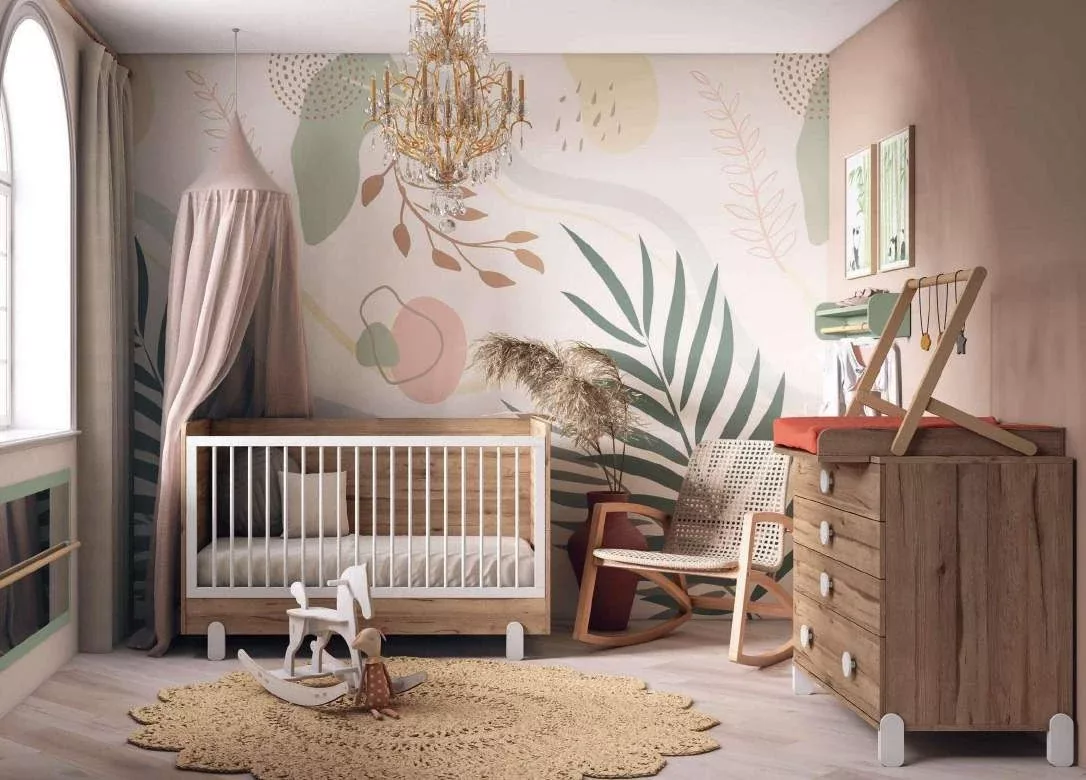 Habitación de bebé con cuna, cómoda de madera y mural botánico